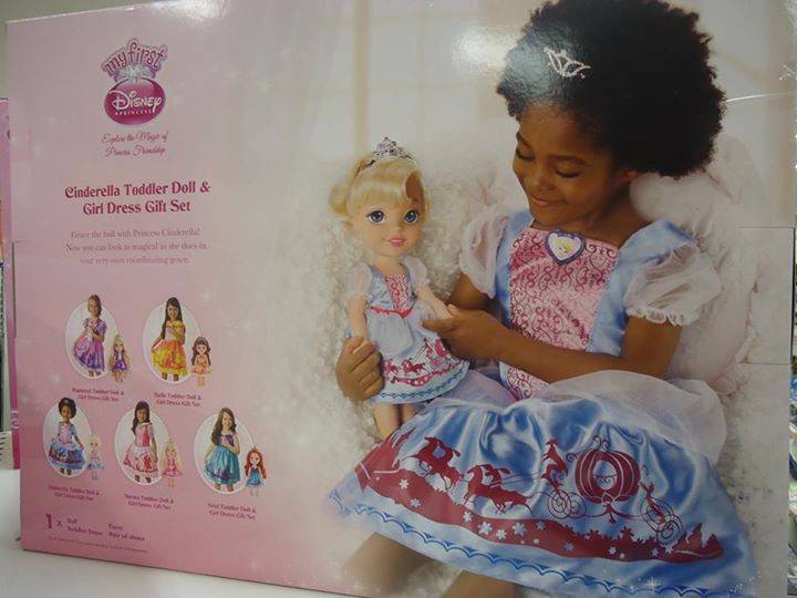 Imagem de uma criança negra brincando com uma boneca loira, mesmo com poder de compra existe a dificuldade do negro se ver em muitos produtos