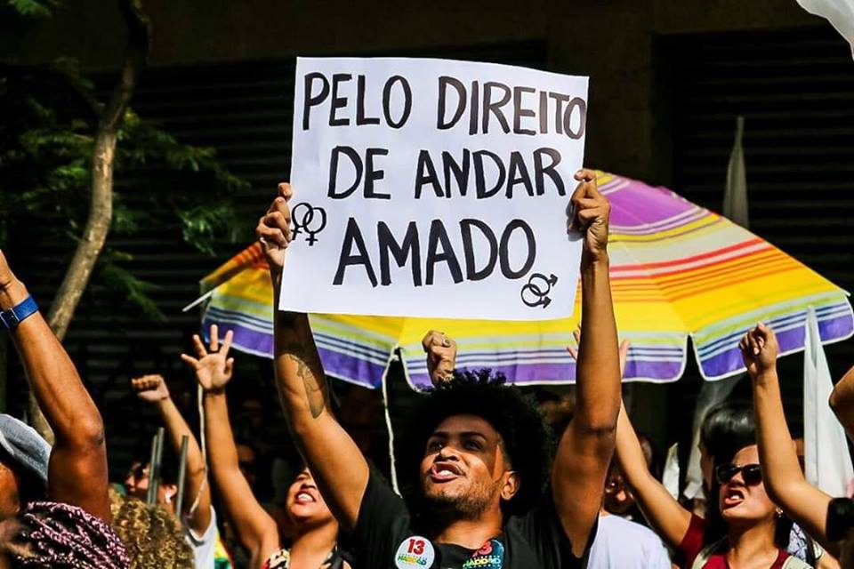 Foto de pessoas em protesto LGBT