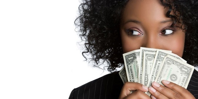 mulher negra com cédulas de dólar na frente do rosto, artigo sobre black friday
