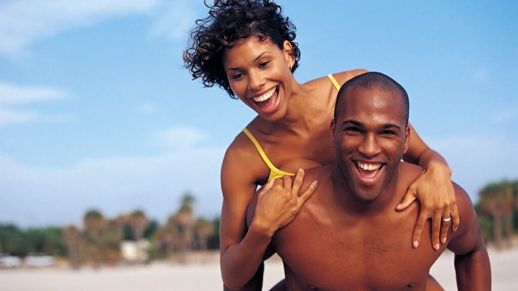 Imagem casal negro na praia - Artigo Mulheres Negras